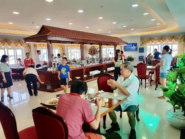 Quầy lấy đồ ăn tại nhà hàng buffet cũng được thiết kế độc đáo và sang trọng. (Nguồn: Facebook)