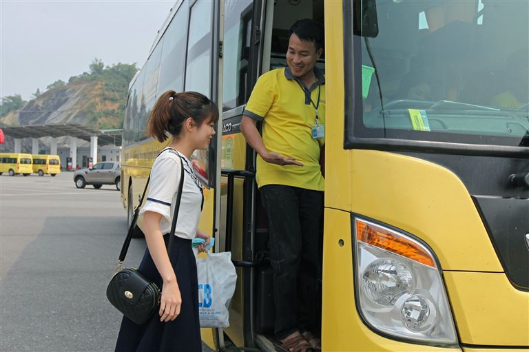 Khách hàng luôn được nhân viên nhà xe Hà Sơn phục vụ chu đáo, tận tình từ khi đặt vé đến khi kết thúc chuyến đi. 