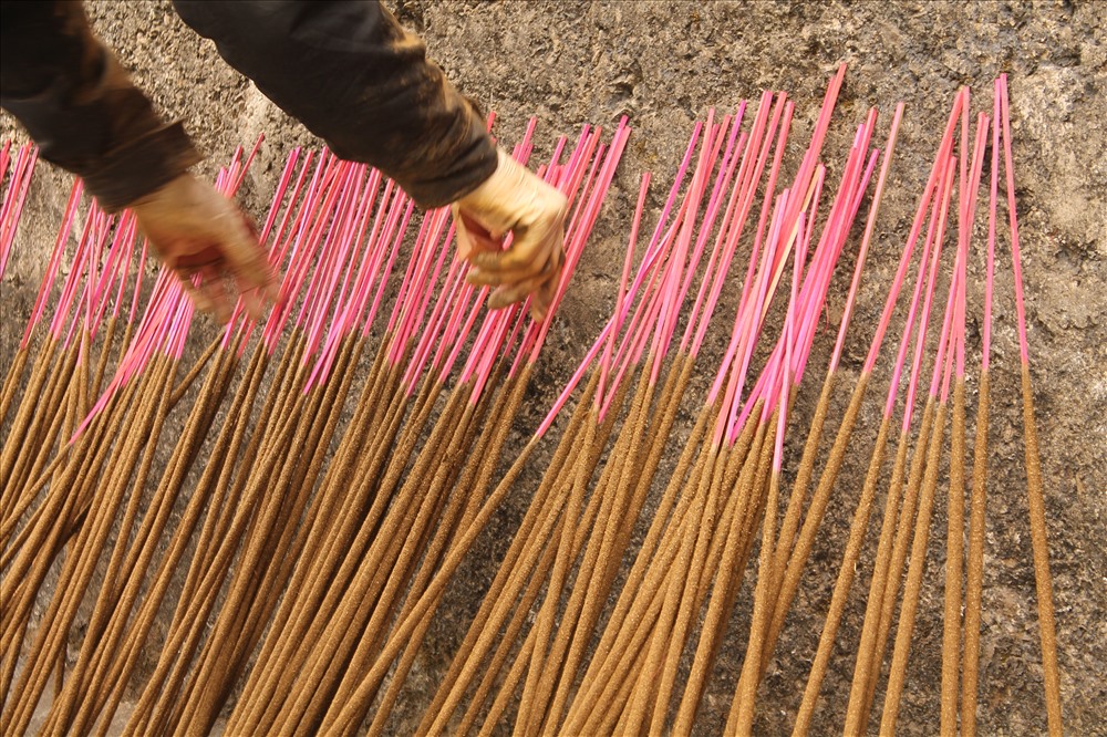 Phơi hương. Ảnh: Báo Lao động.