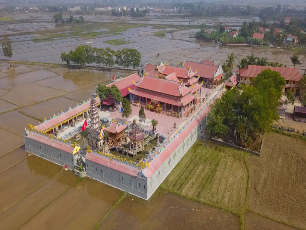 Chùa nằm giữa những cánh đồng lúa. Ảnh: Báo Quảng Ninh.