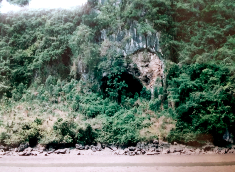 Hang Nhà Trò nhìn từ bên ngoài. Ảnh: Báo Quảng Ninh.