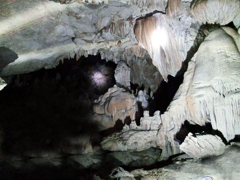 Không gian rộng bên trong hang. Ảnh: Báo Quảng Ninh