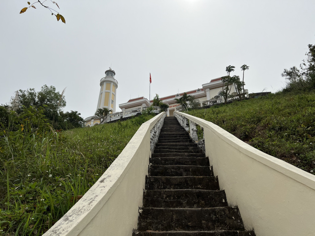 Bậc thang lên hải đăng. Ảnh: Lã Nghĩa Hiếu