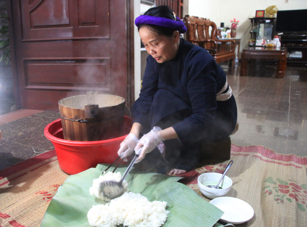 Đơm xôi cho nguội bớt. Ảnh: Báo Quảng Ninh.