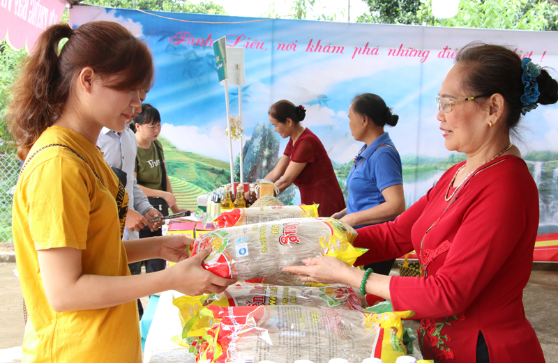 Tham quan mua sắm các sản phẩm OCOP địa phương. Ảnh: Báo Quảng Ninh.