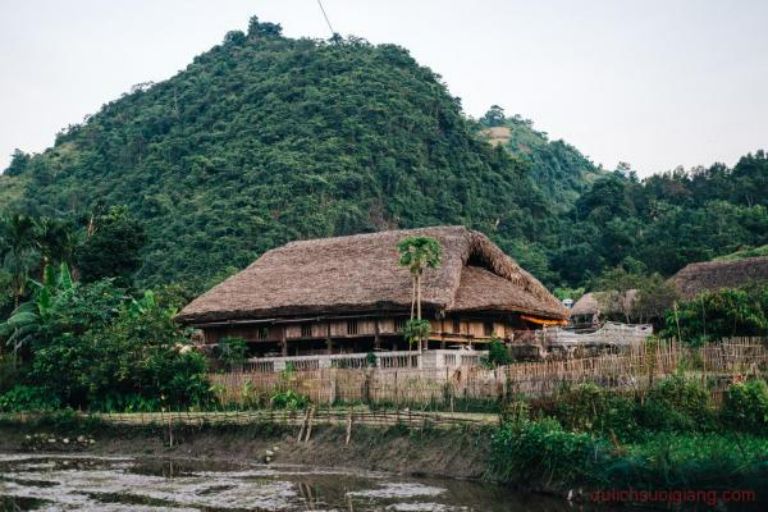 Dao Lodge được kiến tạo theo đúng kiến trúc xưa của người dân tộc Dao vô cùng độc đáo và khác biệt. 