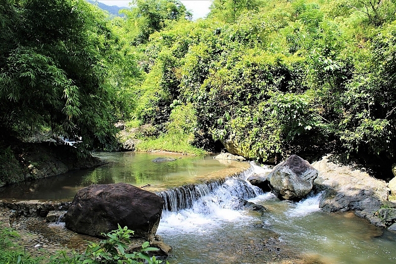 Bên trong khu du lịch Thác Thăng Thiên. Ảnh: Báo Pháp Luật và Xây Dựng.