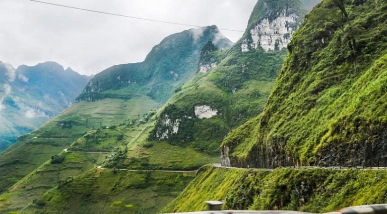 Đường đèo ở Hà Giang rất khó khăn cho việc di chuyển